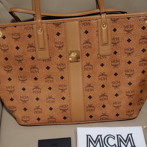 MCM Liz Reversible Medium Tote-Reversible to Geometric Pattern on Inside - Picture 6 of 11